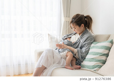 授乳ケープを使って授乳する女性 授乳ケープを使って授乳する女性 91276386