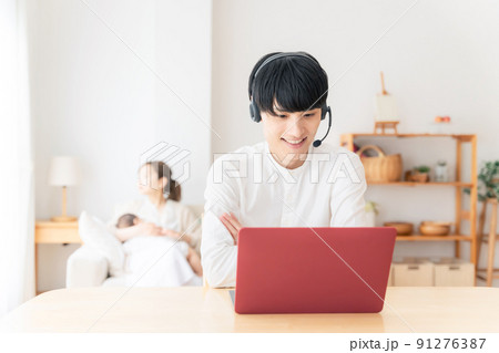 自宅でビデオ通話する男性 在宅勤務 テレワーク 自宅でビデオ通話する男性 在宅勤務 テレワーク 91276387