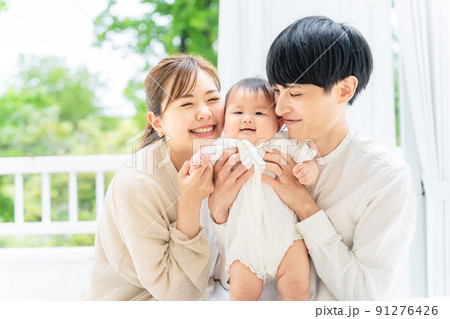 笑顔の赤ちゃんと両親　子育てイメージ 91276426