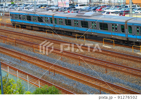埼玉県川口市の川口駅付近の京浜東北線の列車と線路の風景 埼玉県川口市の川口駅付近の京浜東北線の列車と線路の風景 91276502