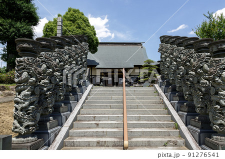清浄守護龍柱のある萬松山鳳林院拝殿に参拝する階段 清浄守護龍柱のある萬松山鳳林院拝殿に参拝する階段 91276541