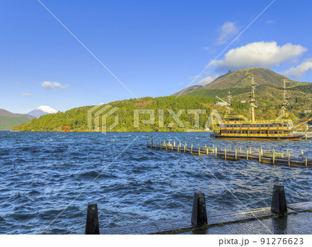 箱根・芦ノ湖 元箱根港に停泊中の箱根海賊船ビクトリー / Hakone, Japan 91276623