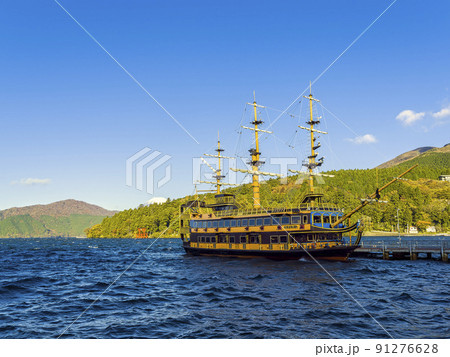 箱根・芦ノ湖 元箱根港に停泊中の箱根海賊船ビクトリー / Hakone, Japan 91276628