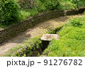 石垣とカーブする道と石橋 91276782
