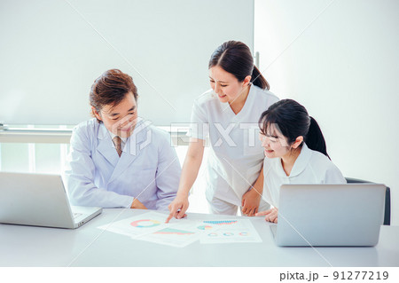 新人の研修をする白衣姿の男性医師と女性看護師 91277219