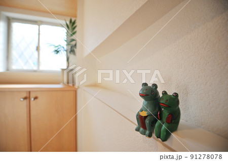 玄関に飾られたカエルの置物 91278078