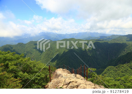 大台ヶ原 大蛇嵓(だいじゃぐら) へ向かう【吉野熊野国立公園】 大台ヶ原 大蛇嵓(だいじゃぐら) へ向かう【吉野熊野国立公園】 91278419