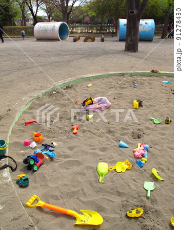 幼子が砂場遊びに飽きてほかに遊びに行った後の砂場風景 91278430