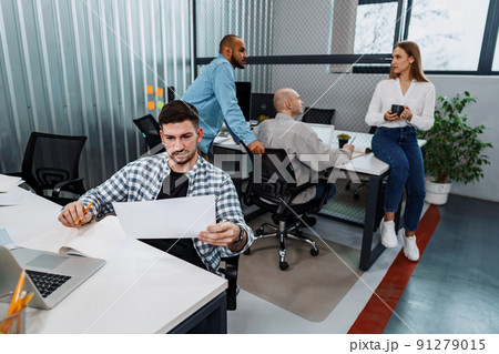 Group of young business people working in office together 91279015