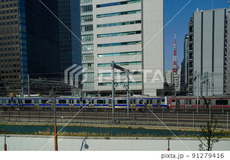 大都会東京のビル群を駆け抜ける中距離列車 大都会東京のビル群を駆け抜ける中距離列車 91279416