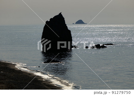 春の持石海岸観音岩 91279750