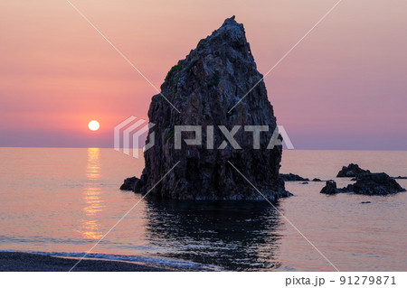 持石海岸観音岩の夕日 91279871