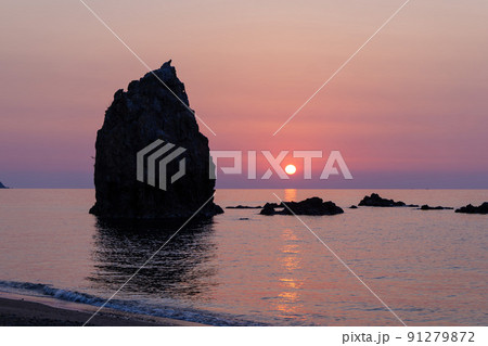 持石海岸観音岩の夕日 持石海岸観音岩の夕日 91279872