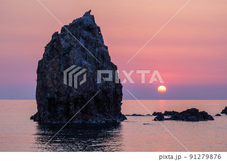持石海岸観音岩の夕日 持石海岸観音岩の夕日 91279876