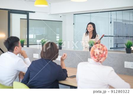 Business team training with trainer briefing participants and trainees. Business team training with trainer briefing participants and trainees. 91280322