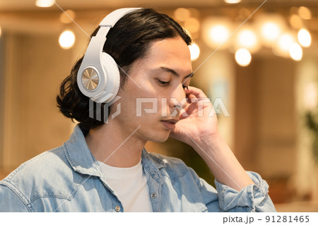 白いヘッドフォンを付けた男性 白いヘッドフォンを付けた男性 91281465