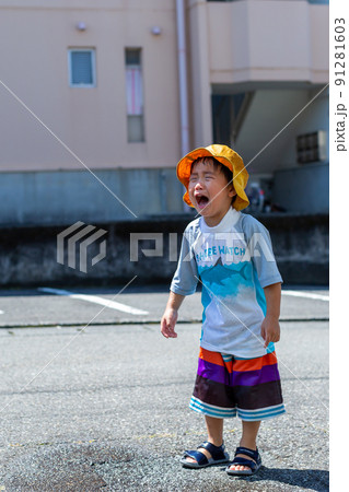 家族と水遊び　泣き顔 91281603