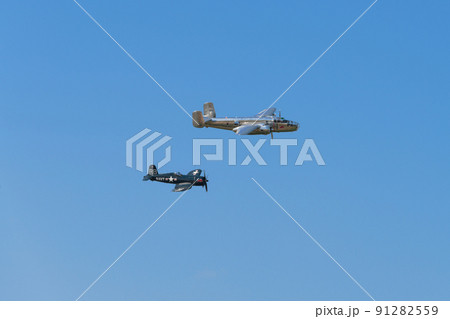 B-25Jミッチェル爆撃機を護衛するF4U-4コルセア艦上戦闘機 91282559