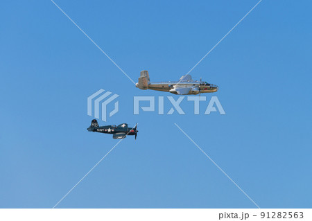 B-25Jミッチェル爆撃機を護衛するF4U-4コルセア艦上戦闘機 91282563