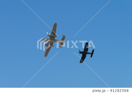 B-25Jミッチェル爆撃機を護衛するF4U-4コルセア艦上戦闘機 B-25Jミッチェル爆撃機を護衛するF4U-4コルセア艦上戦闘機 91282568