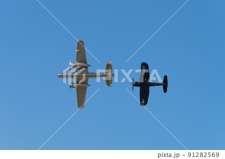 B-25Jミッチェル爆撃機を護衛するF4U-4コルセア艦上戦闘機 B-25Jミッチェル爆撃機を護衛するF4U-4コルセア艦上戦闘機 91282569