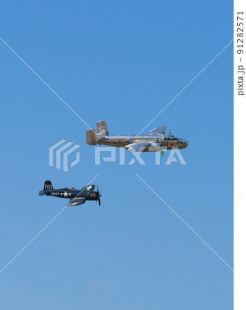 B-25Jミッチェル爆撃機を護衛するF4U-4コルセア艦上戦闘機 B-25Jミッチェル爆撃機を護衛するF4U-4コルセア艦上戦闘機 91282571
