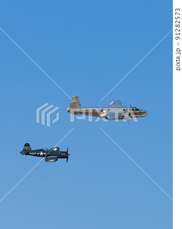 B-25Jミッチェル爆撃機を護衛するF4U-4コルセア艦上戦闘機 B-25Jミッチェル爆撃機を護衛するF4U-4コルセア艦上戦闘機 91282573