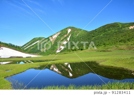 天狗の庭高層湿原の池塘に映った火打山 91283411