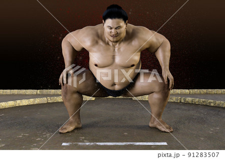 土俵に険しい表情の力士が堂々としたオーラで四股を踏んでいる 91283507