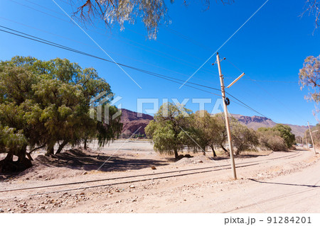 Dirt road view from Palmira,Bolivia 91284201