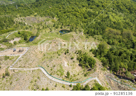 洞爺 西山山麓火口を空撮（散策路と火口群） 91285136