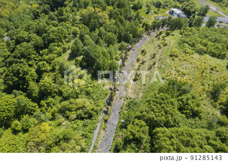 洞爺 西山山麓火口を空撮(破壊された旧町道と旧とうやこ幼稚園) 洞爺 西山山麓火口を空撮(破壊された旧町道と旧とうやこ幼稚園) 91285143