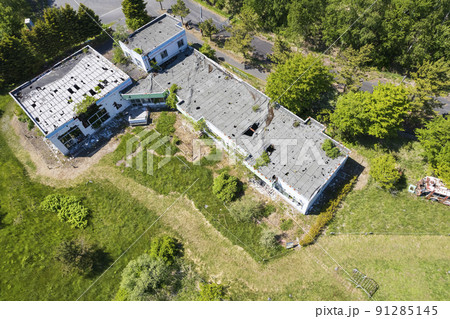 洞爺 西山山麓火口を空撮(噴石で穴のあいた旧とうやこ幼稚園の屋根) 洞爺 西山山麓火口を空撮(噴石で穴のあいた旧とうやこ幼稚園の屋根) 91285145