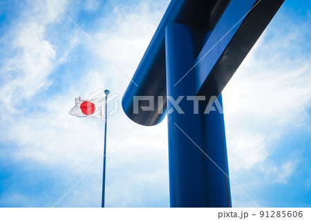 秋晴れの靖国神社第一鳥居（東京都千代田区） 91285606