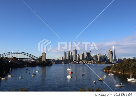 よく晴れた青空に丘から望むシドニーの街並み 91286234