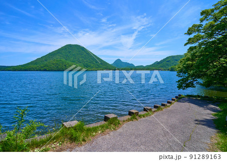 群馬県の榛名湖南岸から榛名富士、相馬山方面を見る 群馬県の榛名湖南岸から榛名富士、相馬山方面を見る 91289163