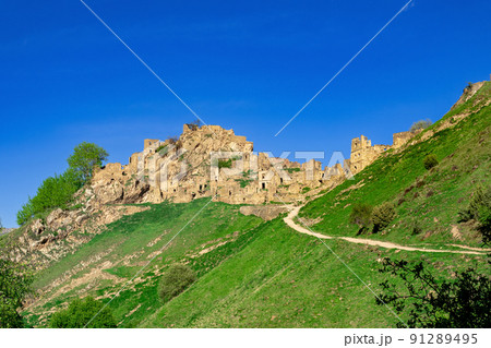 view of the abandoned mountain village Gamsutl in Dagestan 91289495