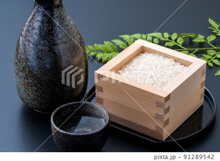 日本酒と枡に入った米 日本酒と枡に入った米 91289542
