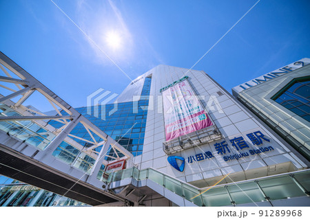 日本の東京都市景観　3日連続猛暑日記録。6月だがまるで真夏のような暑さ…新宿駅（南口）の街並み 91289968