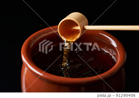 黒酢を柄杓ですくう 91290406