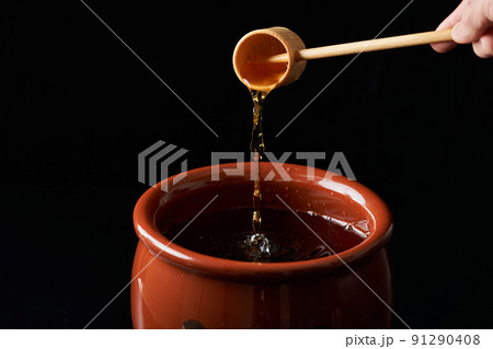 黒酢を柄杓ですくう 黒酢を柄杓ですくう 91290408