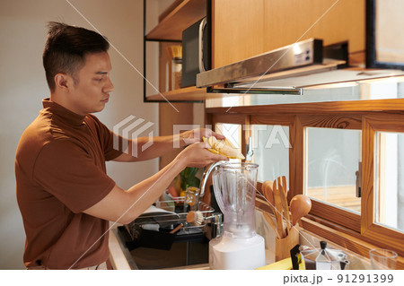 Man Making Banana Smoothie 91291399