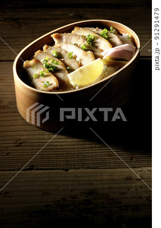 曲げわっぱに漬物とカットレモンと豚トロが入っている焼肉弁当 曲げわっぱに漬物とカットレモンと豚トロが入っている焼肉弁当 91291479