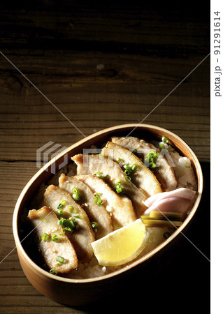 曲げわっぱに漬物とカットレモンと豚トロが入っている焼肉弁当を俯瞰で撮影 曲げわっぱに漬物とカットレモンと豚トロが入っている焼肉弁当を俯瞰で撮影 91291614