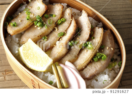 曲げわっぱに漬物とカットレモンと豚トロが入っている焼肉弁当を俯瞰で撮影 曲げわっぱに漬物とカットレモンと豚トロが入っている焼肉弁当を俯瞰で撮影 91291627