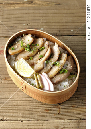 曲げわっぱに漬物とカットレモンと豚トロが入っている焼肉弁当を俯瞰で撮影 曲げわっぱに漬物とカットレモンと豚トロが入っている焼肉弁当を俯瞰で撮影 91291630