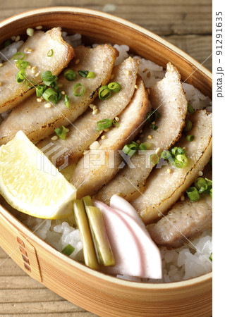 曲げわっぱに漬物とカットレモンと豚トロが入っている焼肉弁当を俯瞰で撮影 曲げわっぱに漬物とカットレモンと豚トロが入っている焼肉弁当を俯瞰で撮影 91291635
