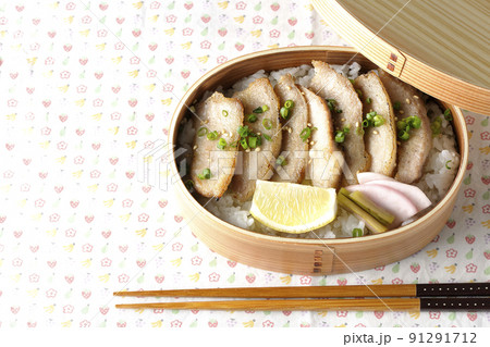 曲げわっぱに漬物とカットレモンと豚トロが入っている焼肉弁当を俯瞰で撮影 曲げわっぱに漬物とカットレモンと豚トロが入っている焼肉弁当を俯瞰で撮影 91291712