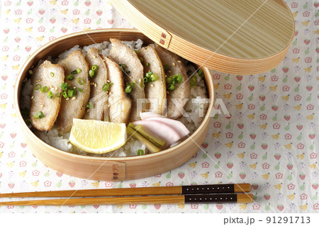 曲げわっぱに漬物とカットレモンと豚トロが入っている焼肉弁当を俯瞰で撮影 曲げわっぱに漬物とカットレモンと豚トロが入っている焼肉弁当を俯瞰で撮影 91291713