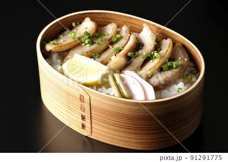 曲げわっぱに漬物とカットレモンと豚トロが入っている焼肉弁当を黒背景で撮影 曲げわっぱに漬物とカットレモンと豚トロが入っている焼肉弁当を黒背景で撮影 91291775